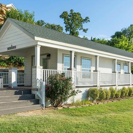 Crosstimbers Marina And Cottages Sperry Exterior photo