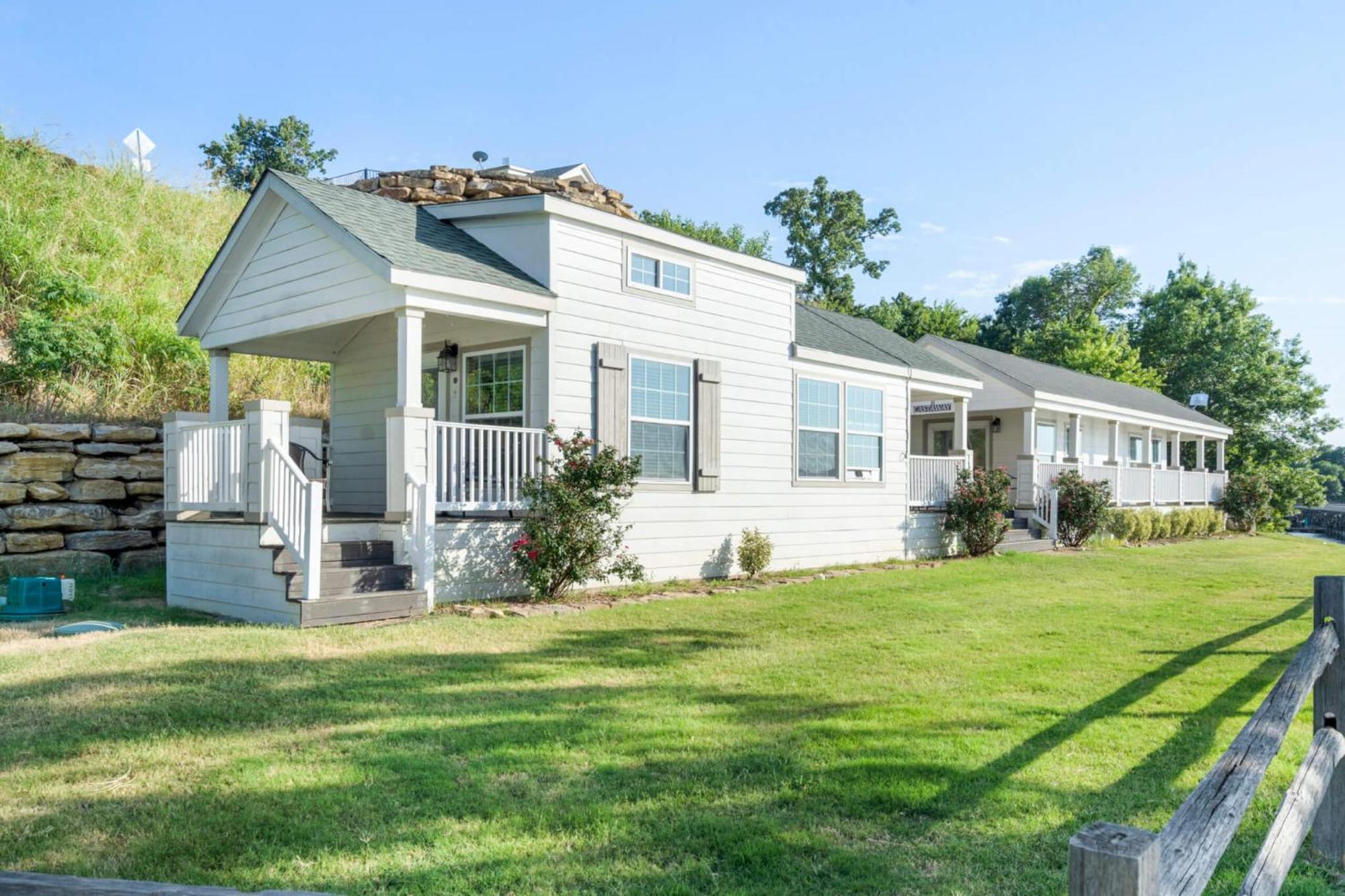 Crosstimbers Marina And Cottages Sperry Exterior photo