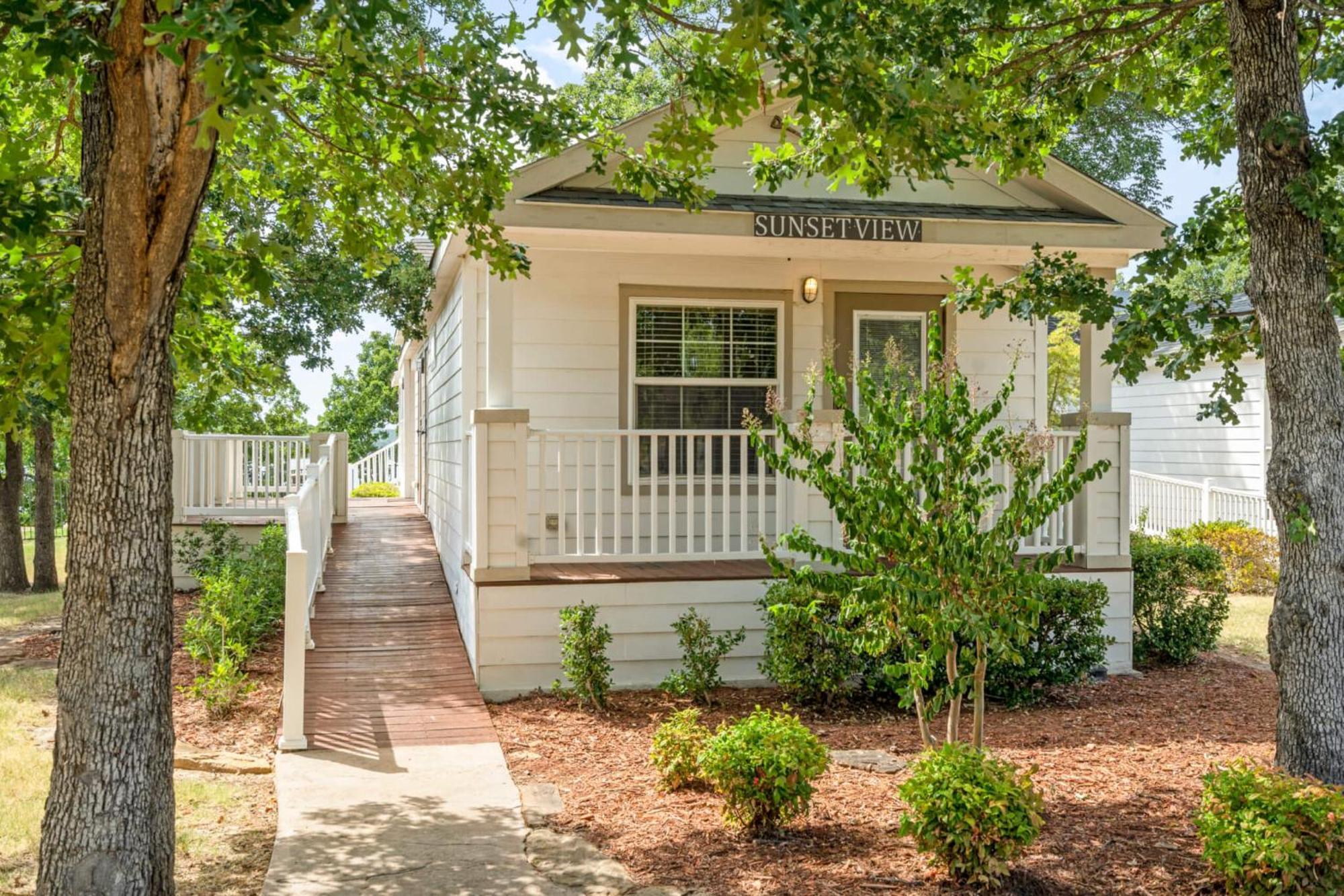 Crosstimbers Marina And Cottages Sperry Exterior photo
